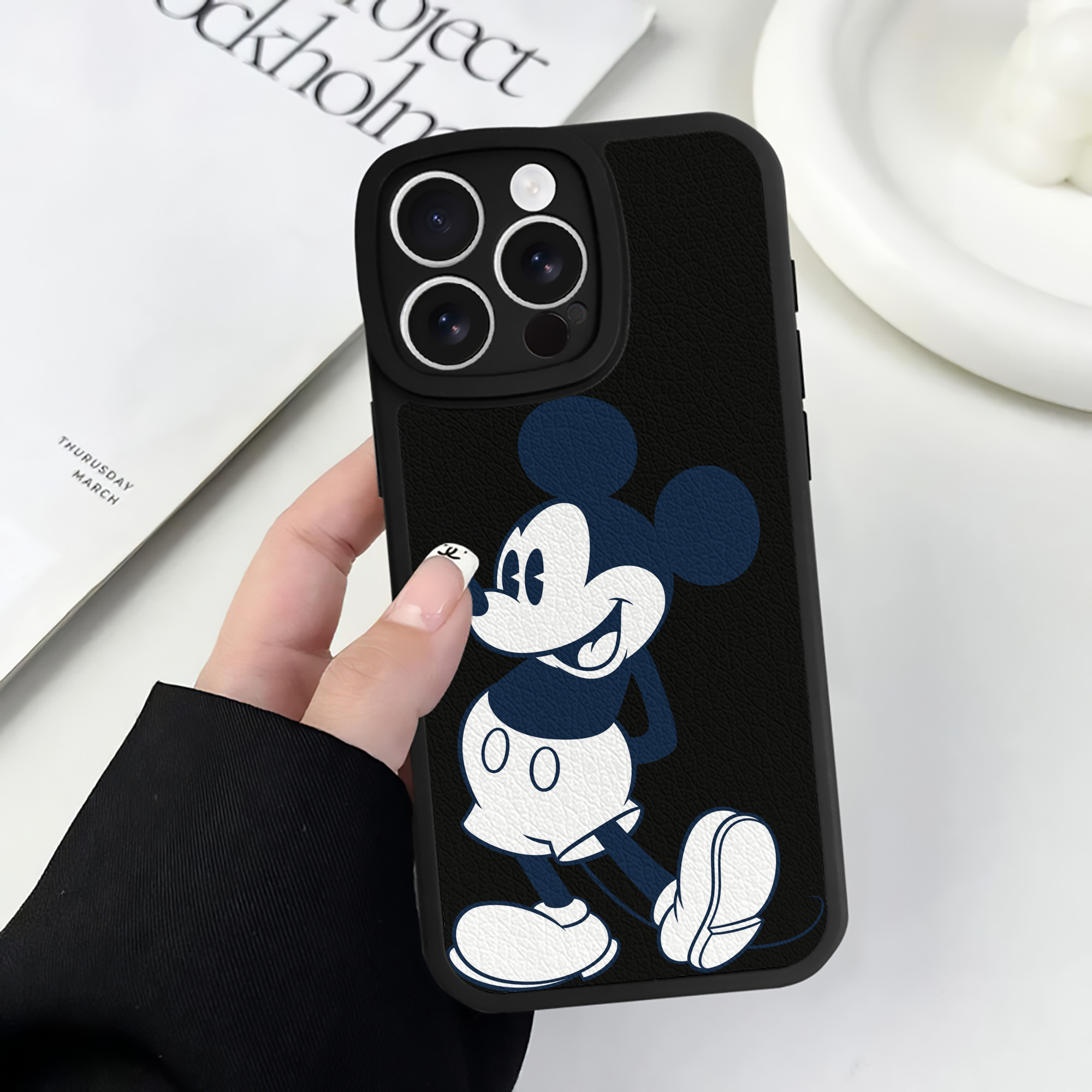 （画像用） ミッキーマウス Mickey Mouse 【iPhone 16シリーズ対応】シリコンスマホケース（レザー調） 材質：シリコン